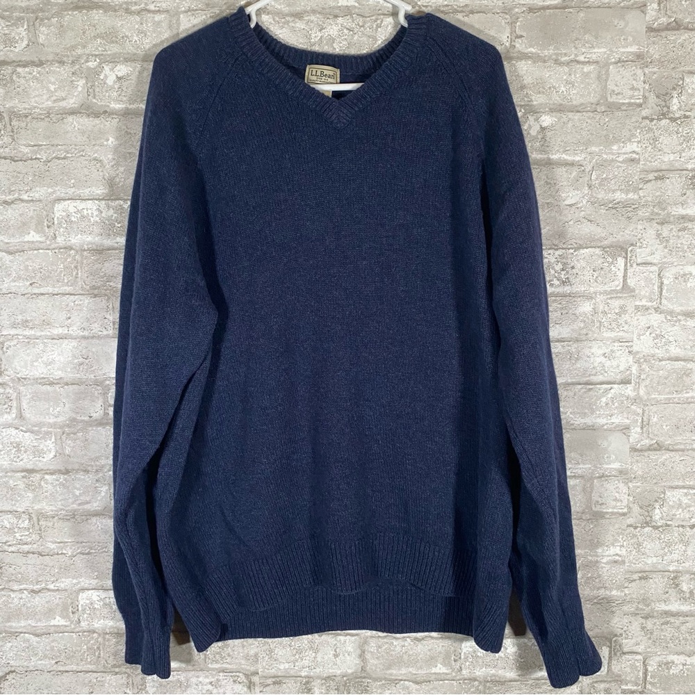 L.L bean 100% lambs wool Men's blue V-Neck Sweater size XL